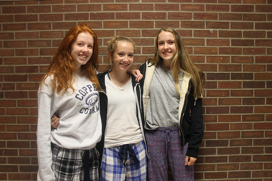 Isabella Janney, Madeline Morland, and Faith Roth se visten en sus piyamas para Morning Monday.