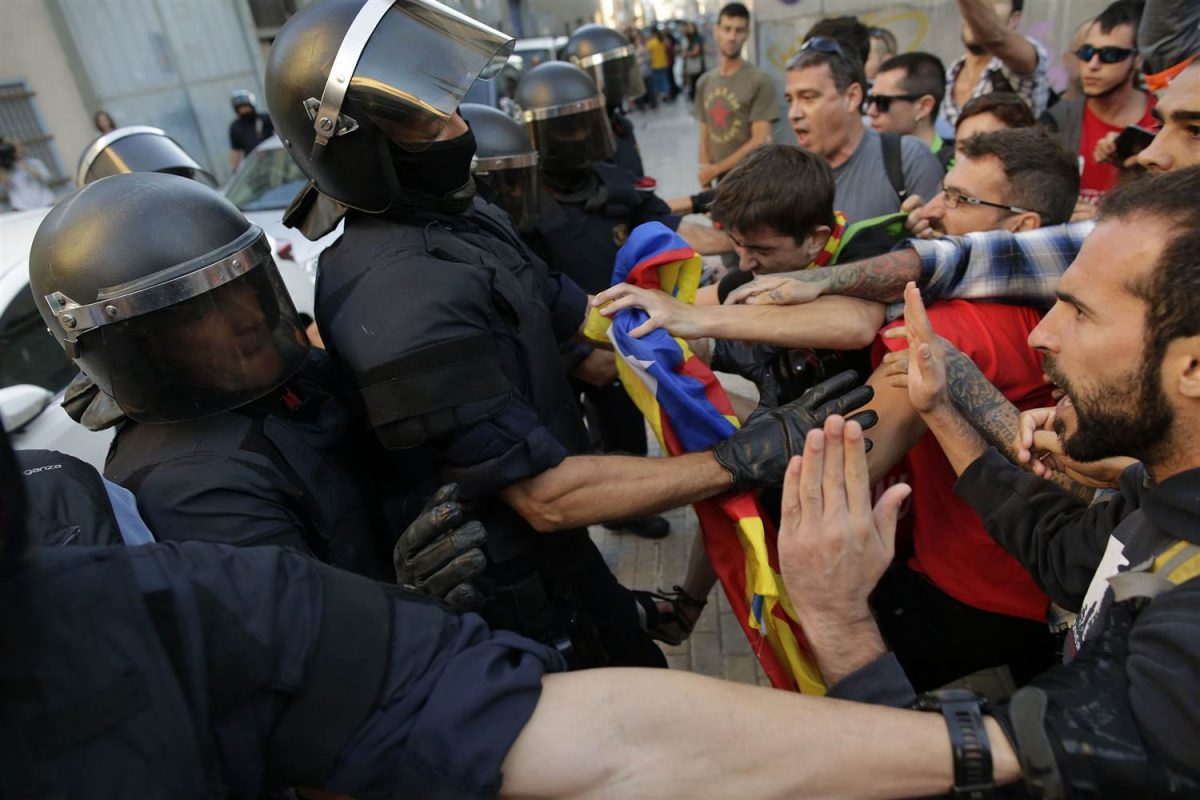 Pro-independence Catalans and police confront each other 